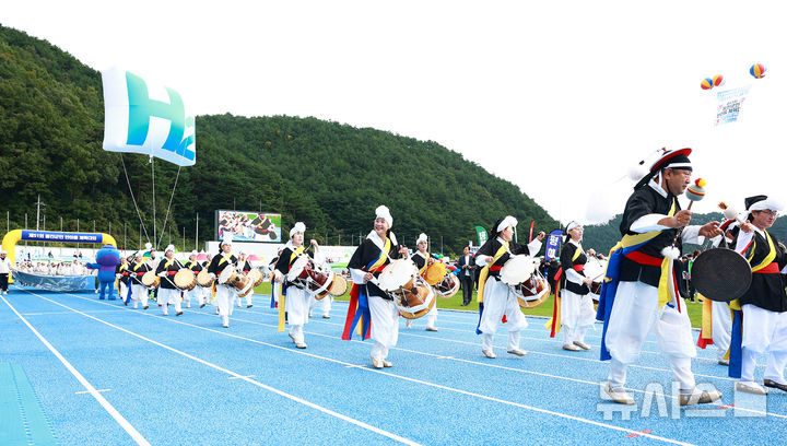 [울진=뉴시스] 안병철 기자 = 지난해 경북 울진종합운동장에서 열린 제51회 울진군민 한마음체육대회 모습.(사진=울진군 제공) 2025.10.22. photo@newsis.com