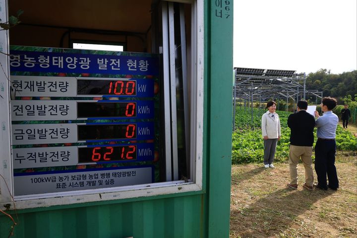 [청주=뉴시스] 송미령 농림축산식품부 장관은 22일 오후 충북 청주시 오창읍 '영농형 태양광 실증단지'를 방문해, 영농형태양광 하부에 심긴 양배추 작물 재배 현장을 시찰하고 현장에서 지역농업인, 태양광 관련 기업들과의 간담회를 통해 애로사항을 청취했다. (사진=농식품부 제공) 2025.10.22. photo@newsis.com *재판매 및 DB 금지