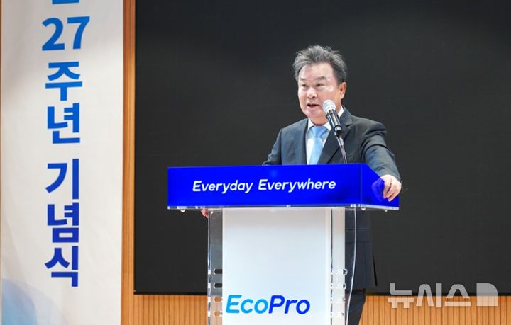 [포항=뉴시스] 송종욱 기자 = 이동채 에코프로 창업주가 창립 27주년을 맞아 충북 오창 본사에서 열린 창립 기념식에서 기념사를 하고 있다. (사진=에코프로 제공) 2025.10.22. photo@newsis.com