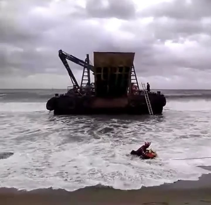 [울산=뉴시스] 박수지 기자 = 22일 오후 부산 기장군 임랑해수욕장 앞 해상에서 499t급 공사부선 A호가 표류 중이다. (사진=울산해양경찰서 제공) 2025.10.22. photo@newsis.com *재판매 및 DB 금지