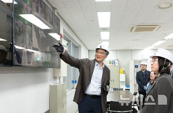 [서울=뉴시스] 이미선 기상청장이 22일 충청북도 청주시 오창읍에 위치한 국가기상슈퍼컴퓨터센터에 방문해 슈퍼컴퓨터 운영설비의 안전성을 점검하고 있다. (사진제공=기상청) 2025.10.22. photo@newsis.com