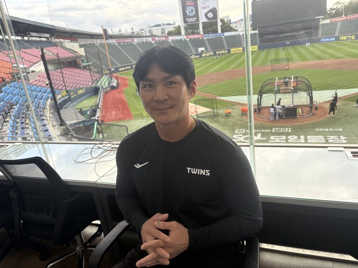 [서울=뉴시스] 신유림 기자=프로야구 LG 트윈스의 베테랑 내야수 오지환이 22일 잠실구장에서 열리는 자체 청백전을 앞두고 기자실에서 취재진을 만나 인터뷰를 진행하고 있다. 2025.10.22. spicy@newsis.com *재판매 및 DB 금지