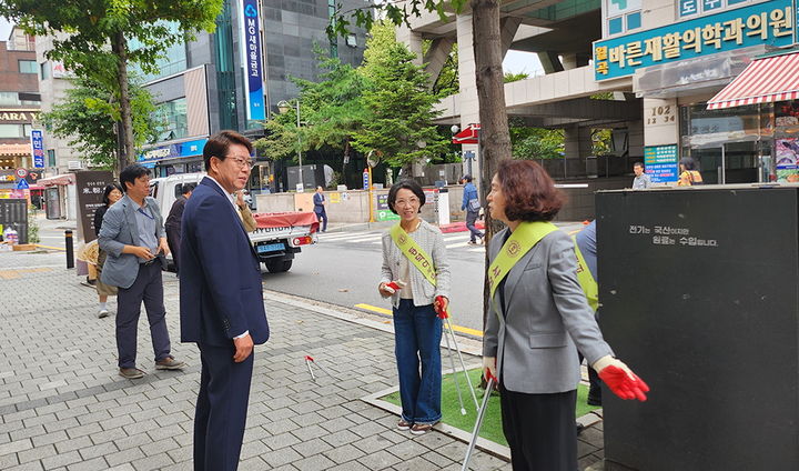 [서울=뉴시스] (왼쪽부터) 강동길 서울시의회 의원, 강수미 사회봉사센터 센터장, 김명애 총장이 봉사활동을 진행하고 있다. (사진=동덕여대 제공) 2025.10.22. photo@newsis.com *재판매 및 DB 금지