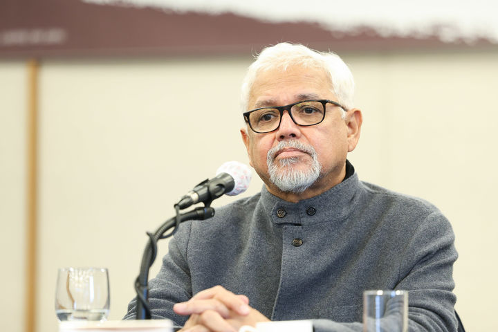 [서울=뉴시스] 22일 서울 중구 한국프레스센터에서 열린 제14회 박경리문학상 수상작가 기자간담회에서 수상자 인도 작가 아미타브 고시가 말하고 있다. (사진=토지문화재단 제공) 2025.10.22. photo@newsis.com *재판매 및 DB 금지