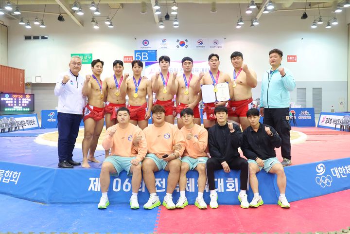 [서울=뉴시스] 22일 부산광역시 벡스코 제2전시장 3층 5B홀에서 열린 '제106회 전국체육대회' 남자 일반부 단체전에서 우승한 증평군청(충청북도) 연승철 감독(윗줄 왼쪽 첫번째), 서수일 코치(윗줄 오른쪽 첫번쨰)와 함께 증평군청이 단체 기념사진을 찍고 있다. (사진=대한씨름협회 제공) *재판매 및 DB 금지