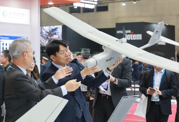 [대전=뉴시스] 최성아 대전시 정무경제과학부시장이 최근 방산전시회에 참가해 항공무기쳬계를 살펴보고 있다. (사진=대전시 제공) 2025.10.22. photo@newsis.com *재판매 및 DB 금지