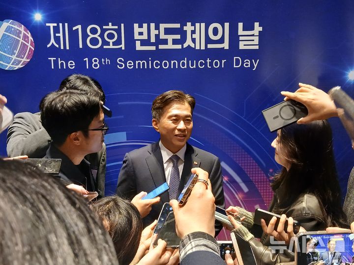 [서울=뉴시스]곽노정 SK하이닉스 사장이 22일  서울 삼성동 그랜드 인터컨티넨탈 서울 파르나스에서 열린 '제18회 반도체의 날 기념식'에서 발언하고 있다. (사진=공동취재단) photo@newsis.com