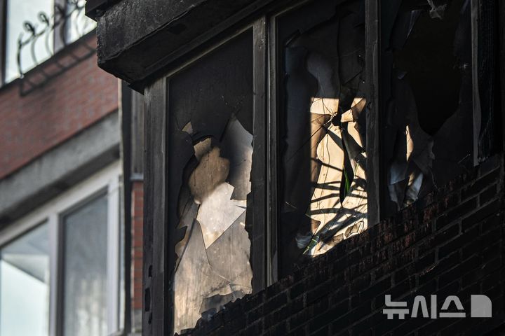 [키이우=AP/뉴시스]러시아가 22일(현지 시간) 우크라이나 키이우에 대규모 야간 공습을 가해 어린이를 포함한 6명이 사망했다고 키이우 지역 당국이 밝혔다. 2025.10.22.