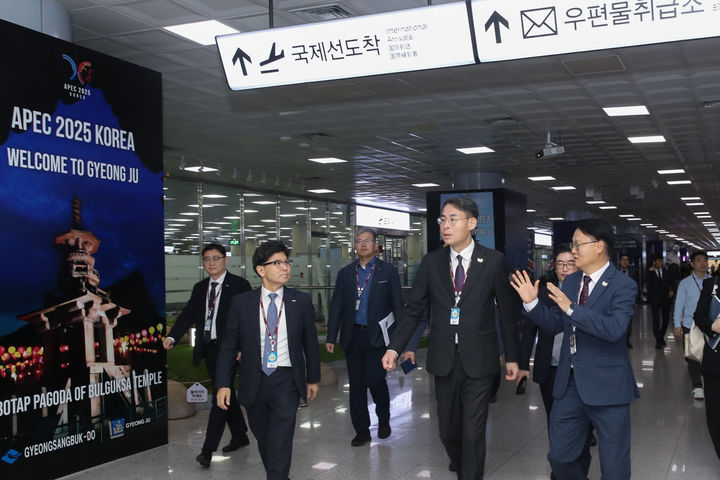 [서울=뉴시스] 강희업 국토교통부 제2차관은 22일 오후 '2025 경주 APEC' 방한객이 이용할 보문단지, 경주역, 김해공항 등 주요 교통거점의 손님맞이 준비 상황을 최종 점검했다. (사진=국토부 제공) 2025.10.22. photo@newsis.com *재판매 및 DB 금지