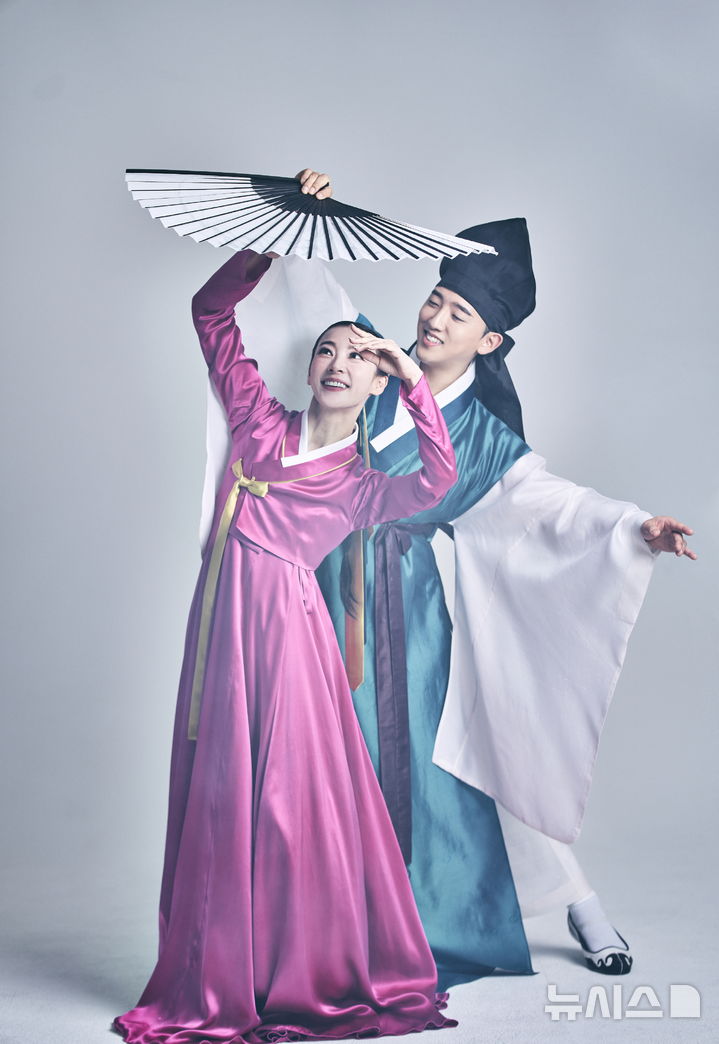 [서울=뉴시스] '춘향단전'에서 춘향역의 백미진(왼쪽)과 몽룡역의 김서량. (사진=국립국악원 제공)