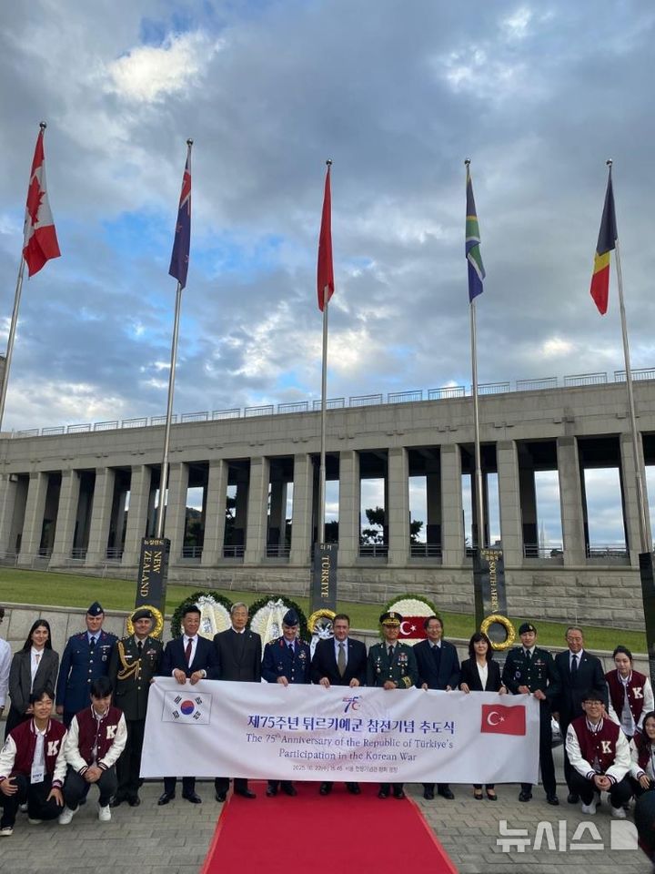 [서울=뉴시스]무랏 타메르 주(駐)한국 튀르키예대사는 22일 서울 용산구 전쟁기념관 평화의광장에서 열린 튀르키예군 한국전쟁 참전 75주년 기념식에 참석했다. (사진=주한 튀르키예대사관 제공) 2025.10.22.