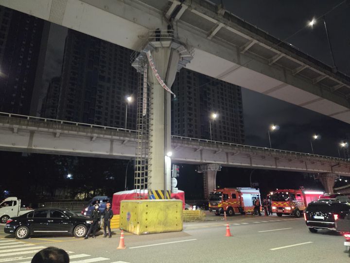 [서울=뉴시스] 서울 서초구 이수교차로 교량 위에서 철거민이 고공농성을 벌이고 있다. (사진=독자 제공) 2025.10.22. photo@newsis.com *재판매 및 DB 금지