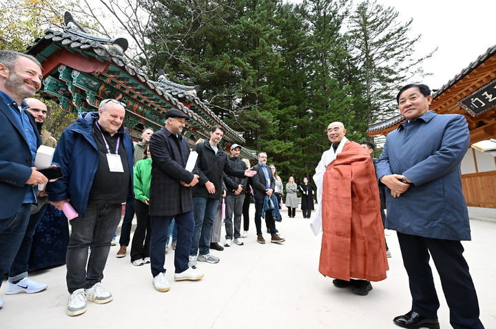 [평창=뉴시스] 강원 평창군 월정사에서 열린 세계올림픽도시연맹 한국문화체험. (사진=평창군 제공) 2025.10.22. photo@newsis.com *재판매 및 DB 금지