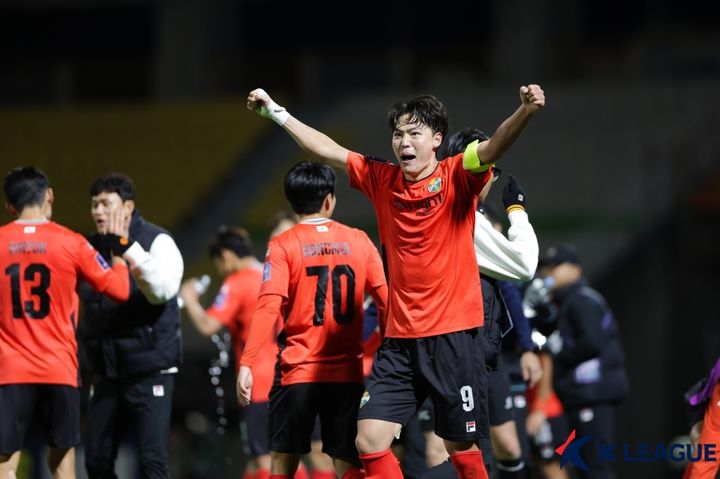 [서울=뉴시스] 프로축구 K리그1 강원FC의 김건희. (사진=한국프로축구연맹 제공) *재판매 및 DB 금지