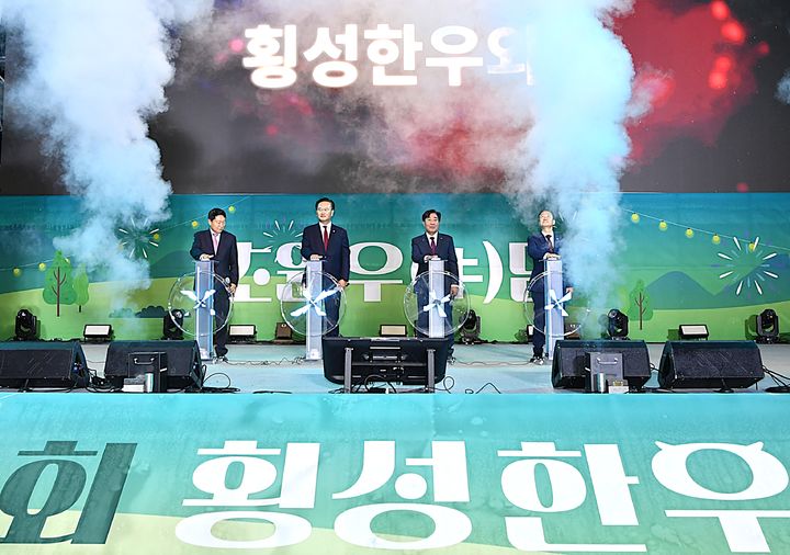 [횡성=뉴시스] 22일 강원 횡성군 섬강둔치 일원에서 '2025 횡성한우축제'가 열린 가운데 김명기 군수(오른쪽에서 두번째)가 축제의 개막을 선언하고 있다. (사진=횡성군 제공) 2025.10.22. photo@newsis.com *재판매 및 DB 금지