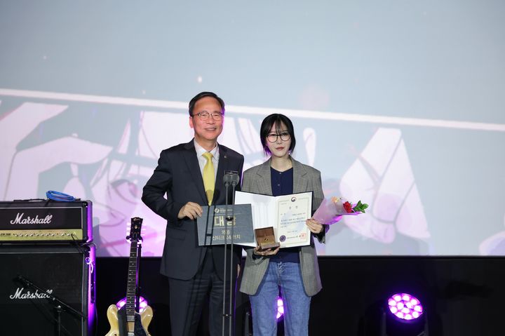 김영수 문화체육관광부 제1차관이 22일 롯데시네마 월드타워점 8관에서 열린 '2025 월드 웹툰 어워즈' 시상식에서 '미래의 골동품 가게' 구아진 작가에게 대상을 수여하고 있다. (사진=문체부 제공) *재판매 및 DB 금지