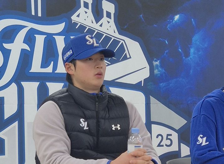 [대구=뉴시스] 문채현 기자 = 프로야구 삼성 라이온즈 이호성이 22일 대구 삼성라이온즈파크에서 열린 2025 신한 쏠뱅크 KBO 포스트시즌 플레이오프(PO·5전3선승제) 4차전에 승리한 뒤 인터뷰를 하고 있다. 2025.10.22. dal@newsis.com *재판매 및 DB 금지