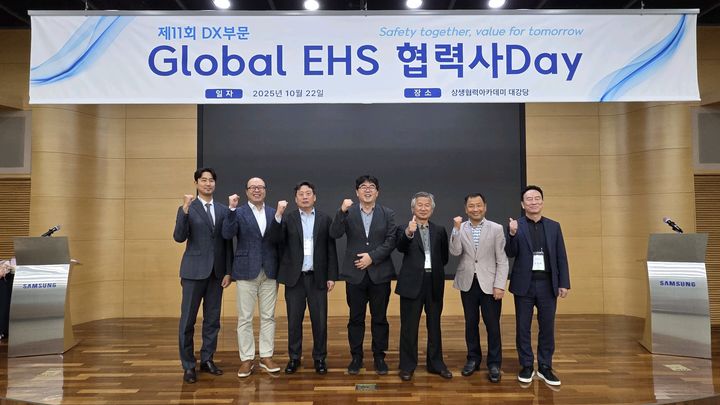 [수원=뉴시스] '제11회 삼성전자 DX부문 Global EHS 협력사 Day’'우수사례 발표가 끝난 뒤, 삼성전자 임원들과 DX부문 협력회사 대표이사들이 기념촬영을 하고 있다. (사진=삼성전자 제공) 2025.10.22 photo@newsis.com *재판매 및 DB 금지