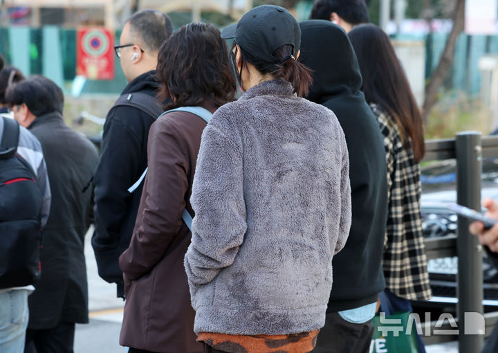 [서울=뉴시스] 이영환 기자 = 쌀쌀한 날씨가 이어지고 있는 22일 오전 서울 종로구 광화문네거리에서 두꺼운 외투를 입은 시민이 발걸음을 재촉하고 있다. 2025.10.22. 20hwan@newsis.com