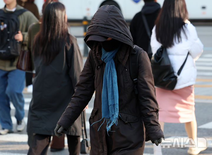 [서울=뉴시스] 이영환 기자 = 쌀쌀한 날씨가 이어지고 있는 22일 오전 서울 종로구 광화문네거리에서 두꺼운 외투를 입은 시민이 발걸음을 재촉하고 있다. 2025.10.22. 20hwan@newsis.com