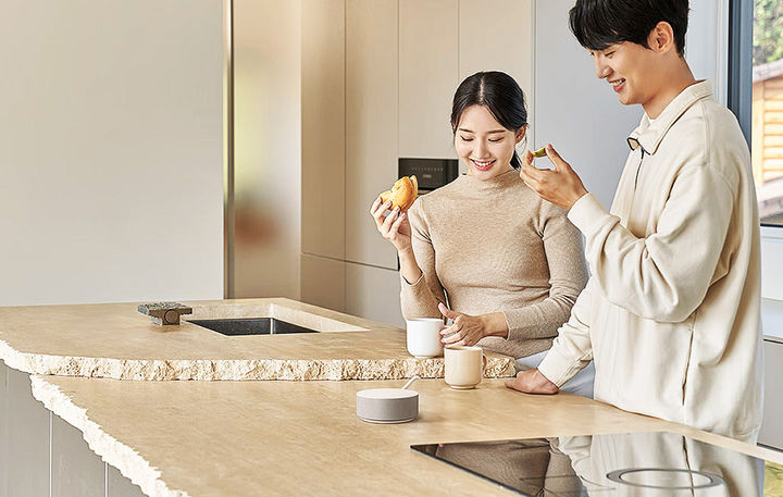 [서울=뉴시스] 사진은 고객이 일상 언어로 대화하면 맥락과 공간을 이해해 연동된 가전과 IoT 기기를 제어하고 서비스까지 연결하는 'LG 씽큐 온'을 체험하는 모습. (사진=LG전자 제공) 2025.10.22. photo@newsis.com *재판매 및 DB 금지