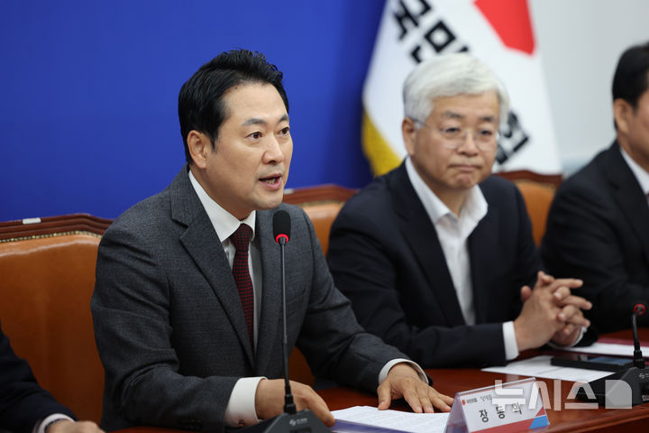 [서울=뉴시스] 김명년 기자 = 장동혁 국민의힘 대표가 22일 오전 서울 여의도 국회에서 '부동산 정책 정상화 특별위원회 제1차 전체회의에서 발언하고 있다. 2025.10.22. kmn@newsis.com