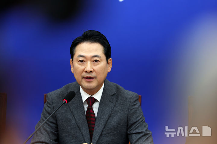 [서울=뉴시스] 김명년 기자 = 장동혁 국민의힘 대표가 22일 오전 서울 여의도 국회에서 '부동산 정책 정상화 특별위원회 제1차 전체회의에서 발언하고 있다. 2025.10.22. kmn@newsis.com