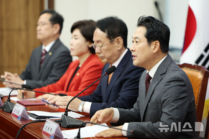 [서울=뉴시스] 김명년 기자 = 장동혁 국민의힘 대표가 22일 오전 서울 여의도 국회에서 '부동산 정책 정상화 특별위원회 제1차 전체회의에서 발언하고 있다. 2025.10.22. kmn@newsis.com