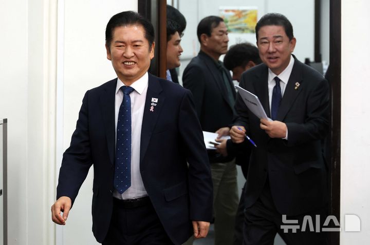 [서울=뉴시스] 조성봉 기자 = 정청래 더불어민주당 대표와 김병기 원내대표가 22일 오전 서울 여의도 국회에서 열린 최고위원회의에 참석하고 있다. 2025.10.22. suncho21@newsis.com