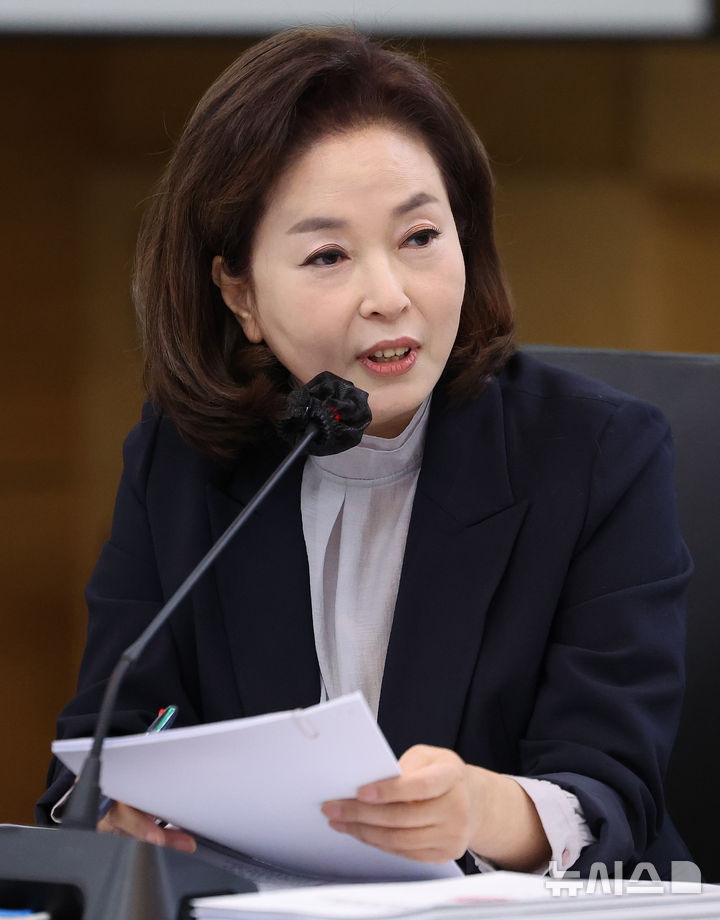 [대구=뉴시스] 이무열 기자 = 김민전 국민의힘 의원이 22일 대구 수성구 대구광역시교육청에서 열린 경북대학교, 강원대학교, 경북대병원, 강원대병원, 강릉원주대치과병원, 경북대치과병원에 대한 교육위원회 국정감사에서 질의하고 있다. 2025.10.22. lmy@newsis.com