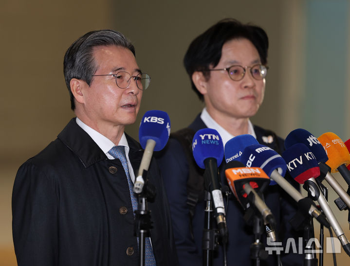 [인천공항=뉴시스] 배훈식 기자 = 김용범 대통령비서실 정책실장이 22일 오전 인천국제공항에서 한미 관세협상 후속 협의를 위해 미국으로 출국하기 전 취재진의 질문에 답하고 있다. 오른쪽은 김정관 산업통상부 장관. 2025.10.22. dahora83@newsis.com