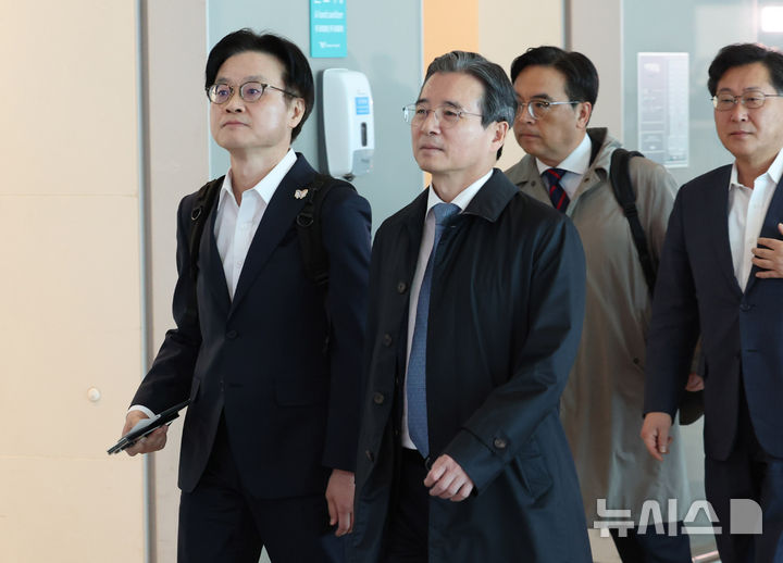 [인천공항=뉴시스] 배훈식 기자 = 김용범(오른쪽) 대통령비서실 정책실장과 김정관 산업통상부 장관이 22일 오전 인천국제공항에서 한미 관세협상 후속 협의를 위해 미국으로 출국하고 있다. 2025.10.22. dahora83@newsis.com