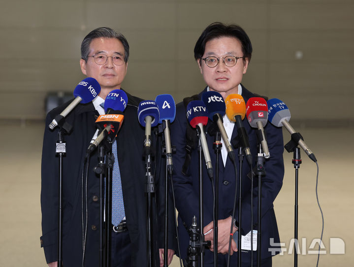 [인천공항=뉴시스] 배훈식 기자 = 김정관 산업통상부 장관이 22일 오전 인천국제공항에서 한미 관세협상 후속 협의를 위해 미국으로 출국하기 전 취재진의 질문에 답하고 있다. 왼쪽은 김용범 대통령비서실 정책실장. 2025.10.22. dahora83@newsis.com