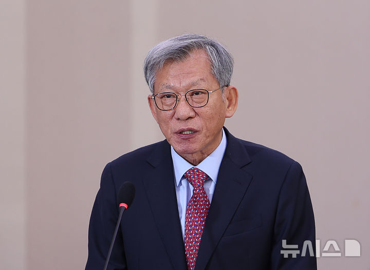 [서울=뉴시스] 김명년 기자 = 유홍준 국립중앙박물관장이 22일 오전 서울 여의도 국회 문화체육관광위원회에서 열린 국립중앙박물관 등에 대한 국정감사에서 업무보고하고 있다. 2025.10.22. kmn@newsis.com