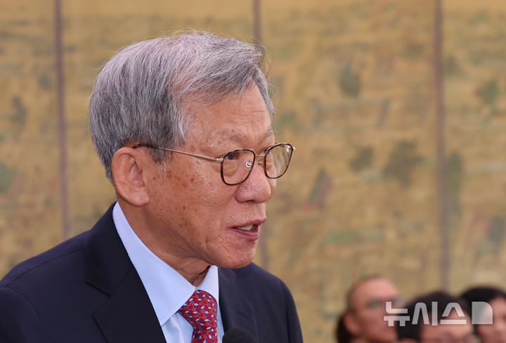 [서울=뉴시스] 김명년 기자 = 유홍준 국립중앙박물관장이 22일 오전 서울 여의도 국회 문화체육관광위원회에서 열린 국립중앙박물관 등에 대한 국정감사에서 업무보고하고 있다. 2025.10.22. kmn@newsis.com