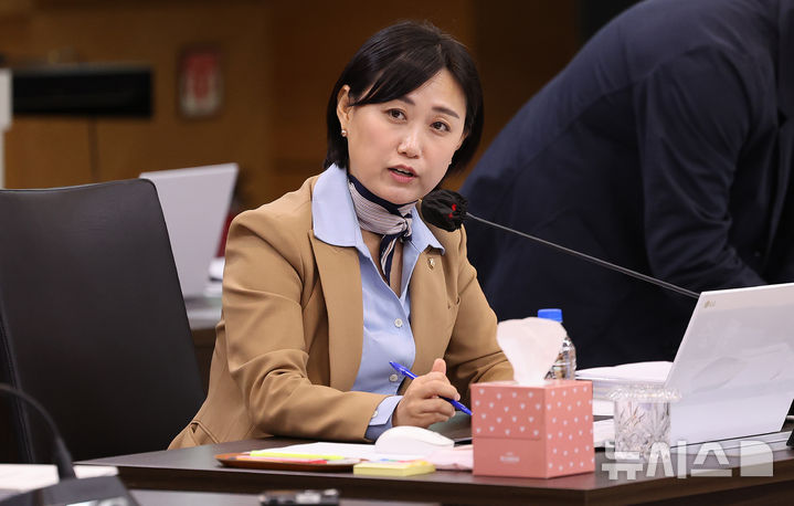 [대구=뉴시스] 이무열 기자 = 백승아 더불어민주당 의원이 22일 대구 수성구 대구광역시교육청에서 열린 경북대학교, 강원대학교, 경북대병원, 강원대병원, 강릉원주대치과병원, 경북대치과병원에 대한 교육위원회 국정감사에서 질의하고 있다. 2025.10.22. lmy@newsis.com
