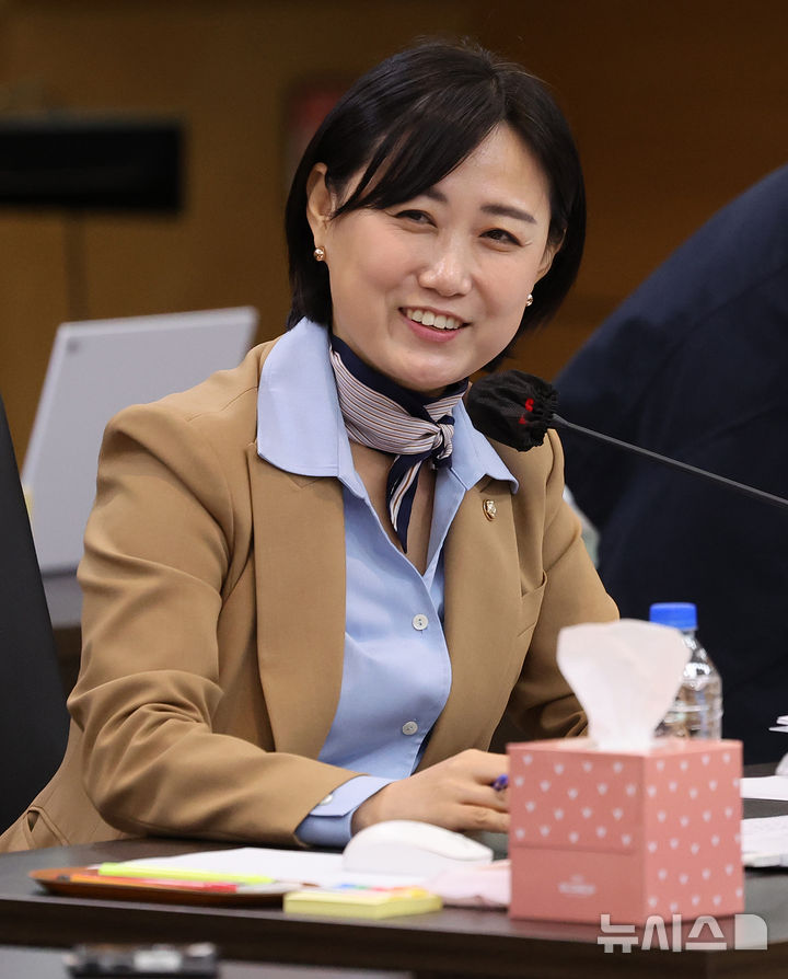 [대구=뉴시스] 이무열 기자 = 백승아 더불어민주당 의원이 22일 대구 수성구 대구광역시교육청에서 열린 경북대학교, 강원대학교, 경북대병원, 강원대병원, 강릉원주대치과병원, 경북대치과병원에 대한 교육위원회 국정감사에서 질의하고 있다. 2025.10.22. lmy@newsis.com