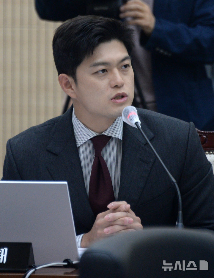 [전주=뉴시스] 김얼 기자 = 국민의힘 김용태 의원이 22일 전북 전주시 전북대학교에서 열린 '2025년도 교육위원회 국정감사'에 참석해 발언하고 있다. 2025.10.22. pmkeul@newsis.com