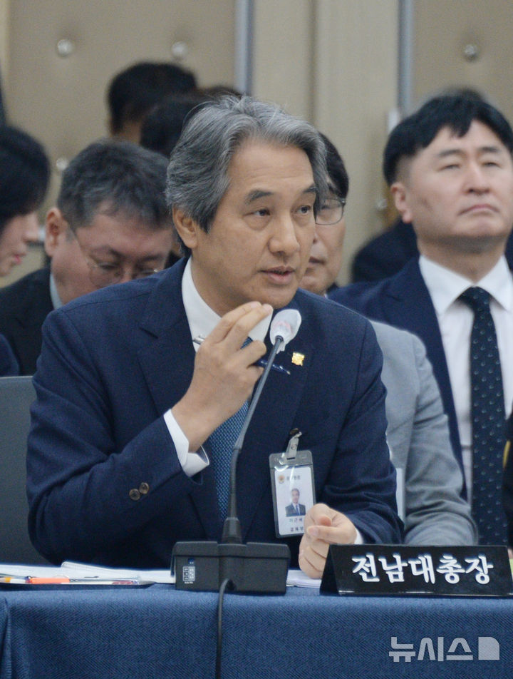 [전주=뉴시스] 김얼 기자 = 이근배 전남대학교 총장이 22일 전북 전주시 전북대학교에서 열린 '2025년도 교육위원회 국정감사'에 참석해 질의에 답변하고 있다. 2025.10.22. pmkeul@newsis.com