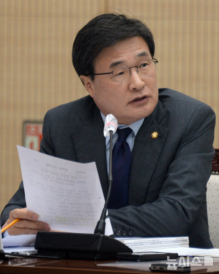 [전주=뉴시스] 김얼 기자 = 국민의힘 김대식 국회의원이 22일 전북 전주시 전북대학교에서 열린 '2025년도 교육위원회 국정감사'에 참석해 발언하고 있다. 2025.10.22. pmkeul@newsis.com