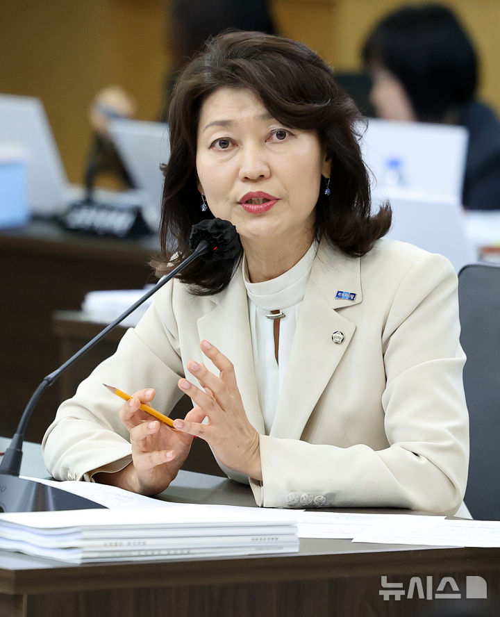 [대구=뉴시스] 이무열 기자 = 강경숙 조국혁신당 의원이 22일 대구 수성구 대구광역시교육청에서 열린 경북대학교, 강원대학교, 경북대병원, 강원대병원, 강릉원주대치과병원, 경북대치과병원에 대한 교육위원회 국정감사에서 질의하고 있다. 2025.10.22. lmy@newsis.com