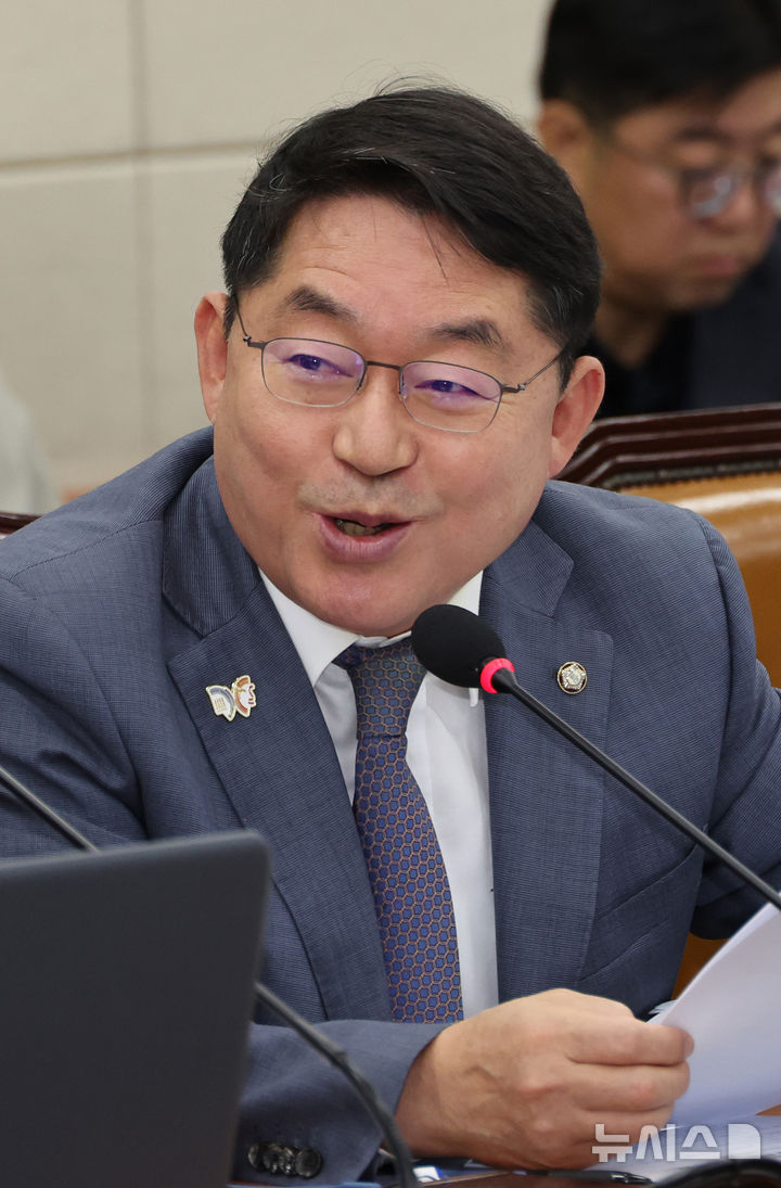 [서울=뉴시스] 김금보 기자 = 박희승 더불어민주당 의원이 22일 서울 여의도 국회에서 열린 보건복지위원회의 한국보건산업진흥원 등에 대한 국정감사에서 질의를 하고 있다. 2025.10.22. kgb@newsis.com