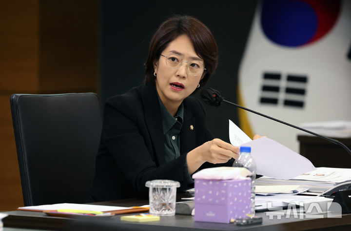 [대구=뉴시스] 이무열 기자 = 더불어민주당 고민정 의원이 22일 대구 수성구 대구광역시교육청에서 열린 경북대학교, 강원대학교, 경북대병원, 강원대병원, 강릉원주대치과병원, 경북대치과병원에 대한 교육위원회 국정감사에서 질의하고 있다. 2025.10.22. lmy@newsis.com