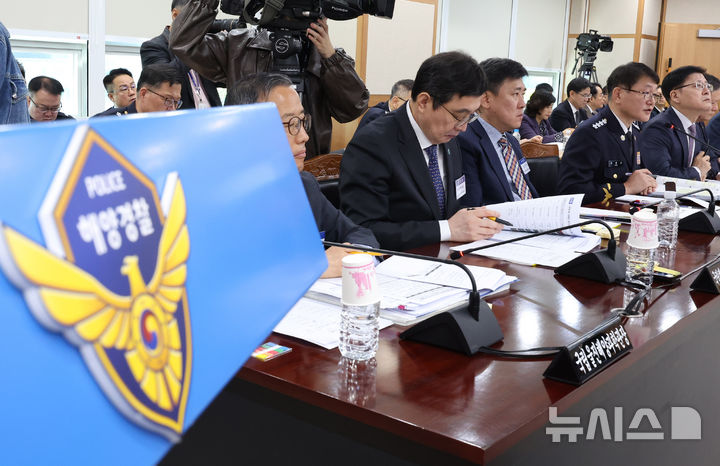 [인천=뉴시스] 전진환 기자 = 김용진(오른쪽 두번째) 해양경찰청장이 22일 인천 연수구 해양경찰청에서 열린 국회 농림축산식품해양수산위원회의 해양경찰청 등에 대한 국정감사에서 의원 질의에 답하고 있다 2025.10.22. amin2@newsis.com