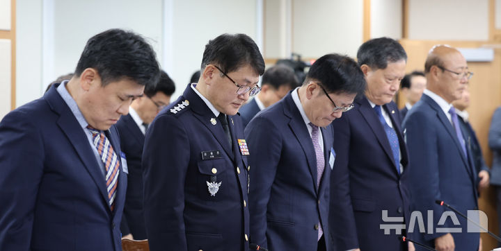 [인천=뉴시스] 전진환 기자 = 김용진(왼쪽 두번쨰) 해양경찰청장 등 피감기관장들이 22일 인천 연수구 해양경찰청에서 열린 국회 농림축산식품해양수산위원회의 해양경찰청 등에 대한 국정감사에 앞서 고 이재석 경사에 대해 묵념하고 있다 2025.10.22. amin2@newsis.com