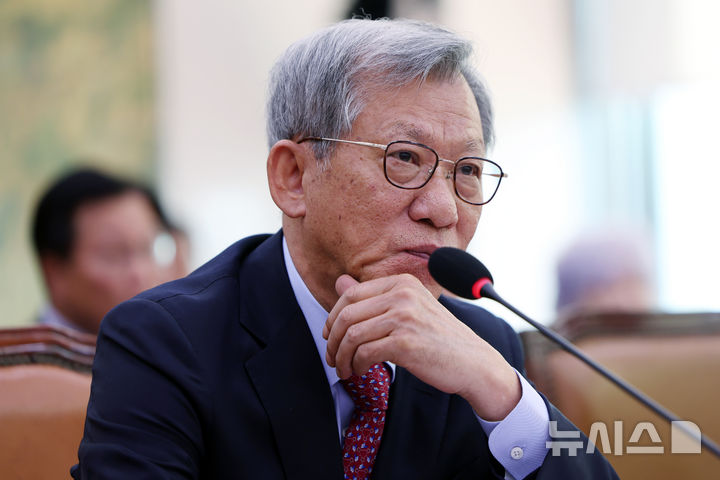 [서울=뉴시스] 김명년 기자 = 유홍준 국립중앙박물관장이 22일 오전 서울 여의도 국회 문화체육관광위원회에서 열린 국립중앙박물관 등에 대한 국정감사에서 턱을 괴고 있다. 2025.10.22. kmn@newsis.com