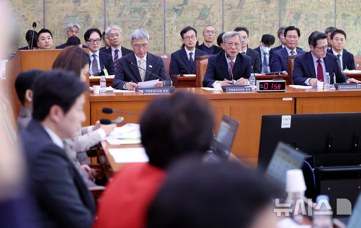 [서울=뉴시스] 김명년 기자 = 유홍준 국립중앙박물관장이 22일 오전 서울 여의도 국회 문화체육관광위원회에서 열린 국립중앙박물관 등에 대한 국정감사에서 질의에 답하고 있다. 2025.10.22. kmn@newsis.com
