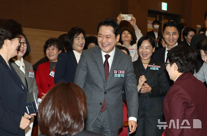 [서울=뉴시스] 고승민 기자 = 장동혁 국민의힘 대표가 22일 서울 여의도 국회 의원회관에서 열린 국민의힘 전국여성지방의원 워크숍에서 여성 참석자들과 인사를 나누고 있다. 2025.10.22. kkssmm99@newsis.com