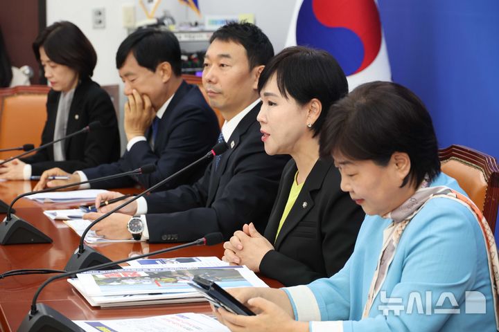 [서울=뉴시스] 조성봉 기자 = 전현희 더불어민주당 의원이 22일 오전 서울 여의도 국회에서 열린 '민주당-조국혁신당-무소속 법사위원, 2025 법제사법위원회 국정감사 기자간담회'에서 발언을 하고 있다.  suncho21@newsis.com