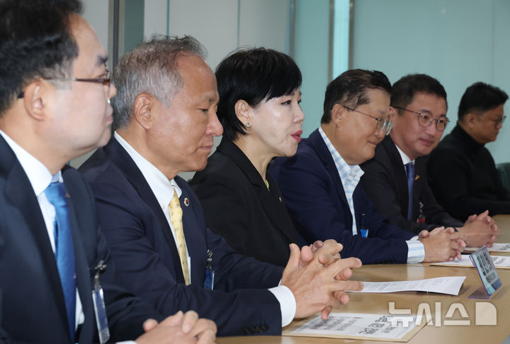 [서울=뉴시스] 고승민 기자 = 전현희 더불어민주당 최고위원이 22일 서울 여의도 국회 의원회관에서 서울시 의약인 단체 대표들을 만나 의료법, 약사법 등 개정 건의안을 받기 전 인사말을 하고 있다. 2025.10.22. kkssmm99@newsis.com